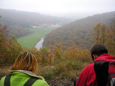 Vallei met een klooster in de achtergrond.