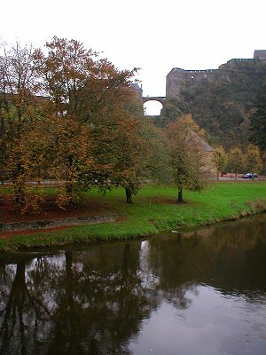 Het kasteel van Bouillon en de brug er heen.