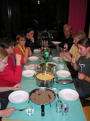 Onze geheel eigen bereide maaltijd (ja, even puntjes scoren bij het personeel en de andere gasten van de jeugdherberg).