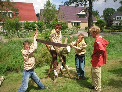 Een stel Scouts valt een blok hout aan...