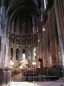 Een beestje donker binnen in Chartres.