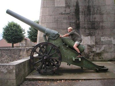 Inze herleeft de slag om Verdun met zijn... uhm... big gun...